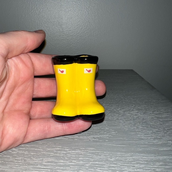 Nora Fleming St. Jude’s Yellow Boots ‘Jumpin’ Puddles’ Mini - Picture 2 of 4